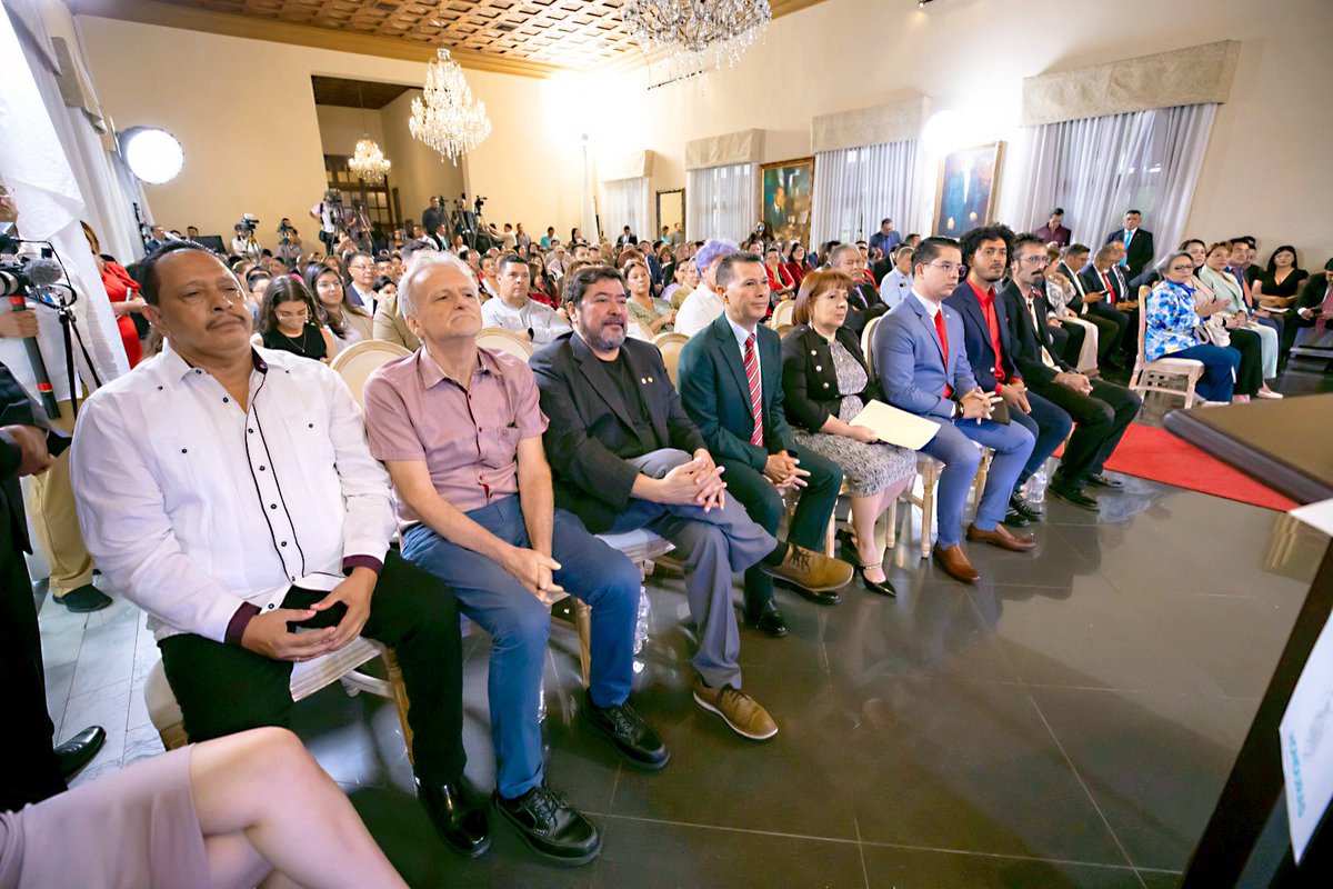GobXiomaraHN's tweet photo. 📌👩🏻‍💼 “Felicidades a los periodistas galardonados con el premio Mártires de la Resistencia, un reconocimiento cargado de dignidad. ¡Prohibido olvidar que somos resistencia!”, expresó la presidenta @XiomaraCastroZ tras entregar distinciones a 15 periodistas que, con valentía y compromiso con la verdad, ejercieron su labor informativa durante el Golpe de Estado de 2009.