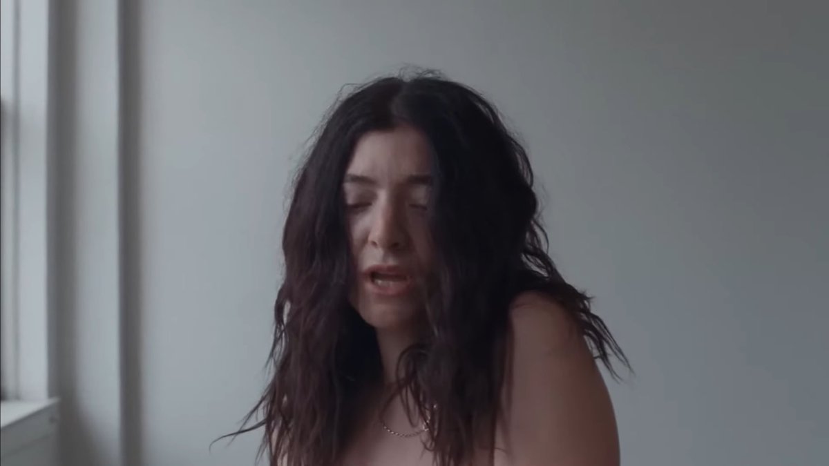 Lorde has released the music video for ‘Man Of The Year.’

Watch: youtu.be/ynrSkSYirB0?si…