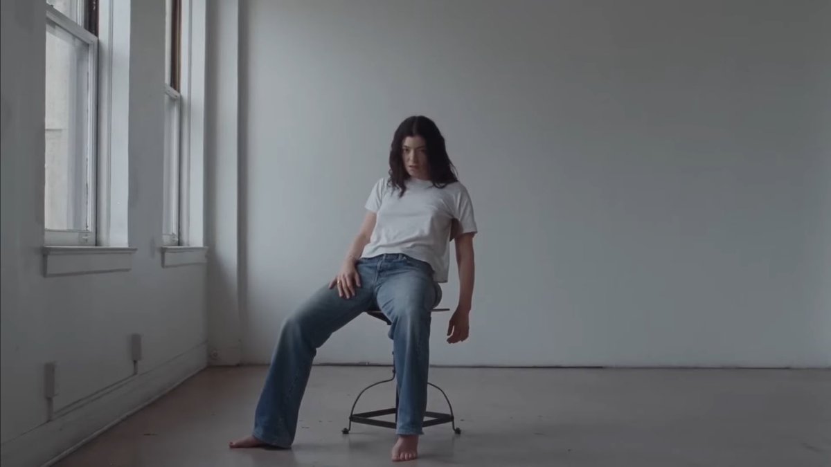PopBase's tweet photo. Lorde has released the music video for ‘Man Of The Year.’

Watch: https://t.co/n8EGrf1bbM https://t.co/8z6Vp0BNbt