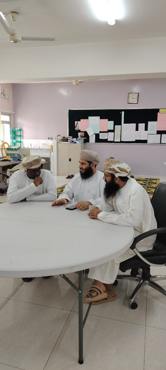 #مشاغل_الوضاح

قدّم الأستاذ سليمان اليحمدي ورشة تدريبية لمعلمي اللغة الإنجليزية عن تطبيق *Canva*، موضحًا كيفية استخدام أدواته المختلفة في التصميم بطريقة سهلة وجذابة. كما أبرز أهمية التطبيق في تحسين العملية التعليمية من خلال قوالب جاهزة. اختتم المشغل بتطبيق عملي لتوظيف *Canva* في