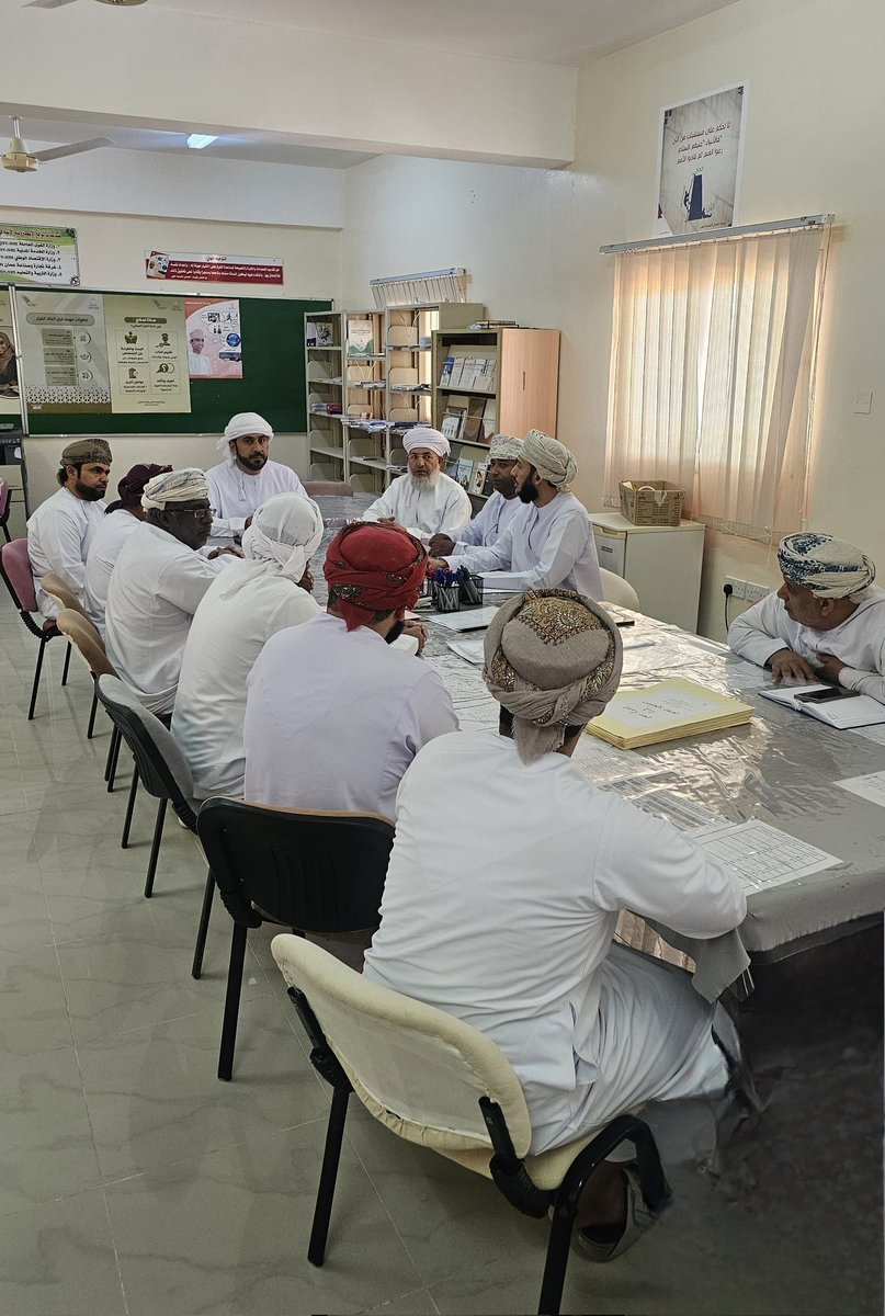 إجتماع لجنة إدارة الإمتحانات بالمدرسة لمناقشة الإستعداد لإمتحانات الفصل الدراسي الثاني 
و إستعراض اهم المستجدات
 المتعلقة بالامتحانات.