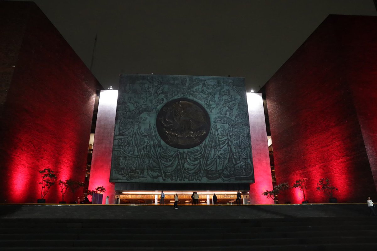 Hoy la fachada de la @MX_Diputados se iluminó de rojo en conmemoración del Día Internacional de la #HigieneMenstrual.

Garantizar el acceso a productos menstruales es un derecho, no un lujo, pongamos en el centro la salud y los derechos de niñas, adolescentes y mujeres.