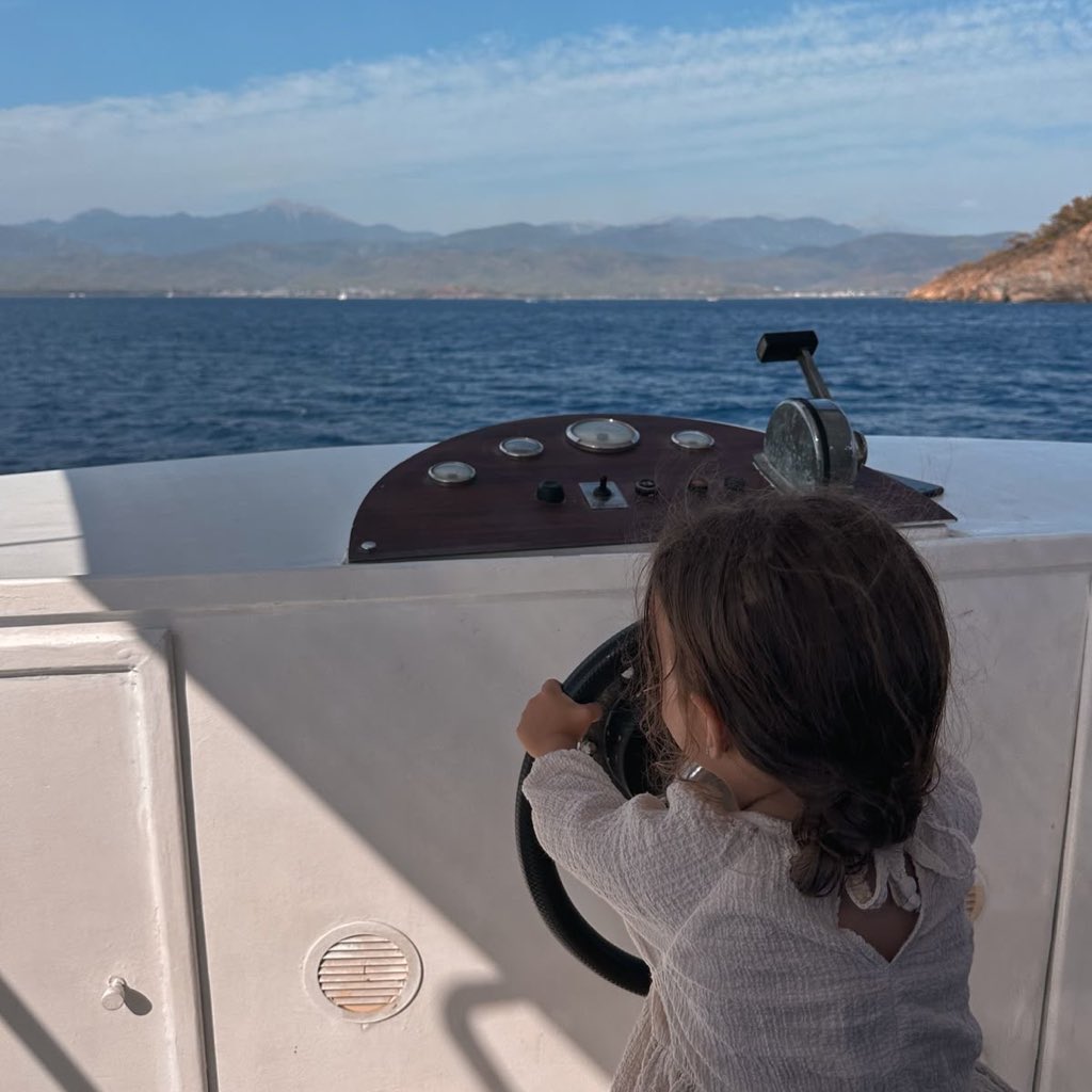 futurejiara's tweet image. _____ ______ ______ _____
← jj maybank 🏄🏼♂️
⁵ ᵐⁱⁿᵘᵗᵉˢ
three on deck, and one little captain stealing all the sunshine ☀️🛥️ 🌊