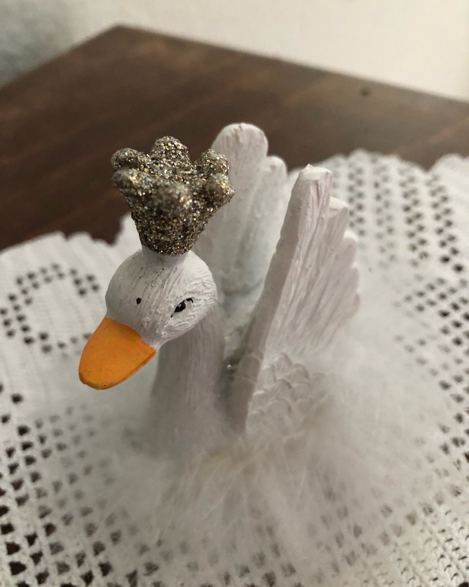 Tacitussi's tweet image. Guten Morgen … ein Schwan im Alltag, das möchte ich sein. Ein Profi bei der Arbeit. Privat auch dort sichtbar. Heute ist Feiertag, da ist man sowieso Schwan 

Ich werde kochen und backen, was das Zeug hält + ich illustriere

#swanismyspiritanimal 
#schwänesindschön 
#samespirit