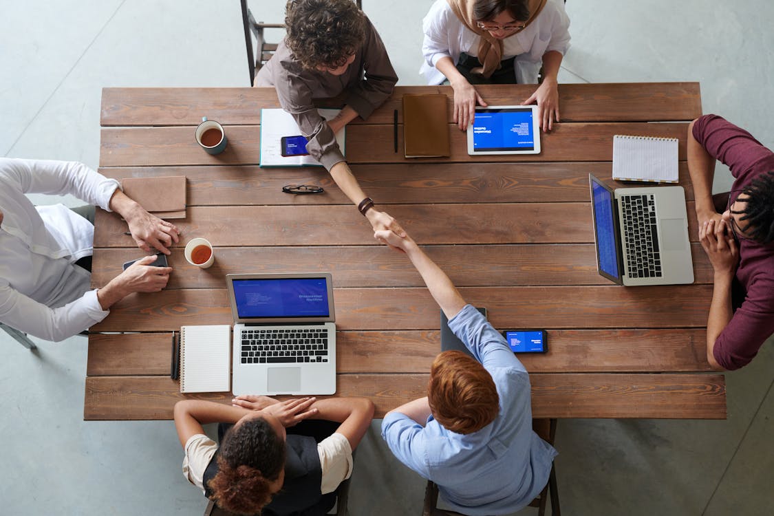 En el #ClyT facilitamos la transformación y evolución de personas, equipos y organizaciones para adaptarse a un contexto social y tecnológico en permanente cambio, a través de la formación e investigación en el binomio tecnología-persona.
Descubre más: 
clytupm.es