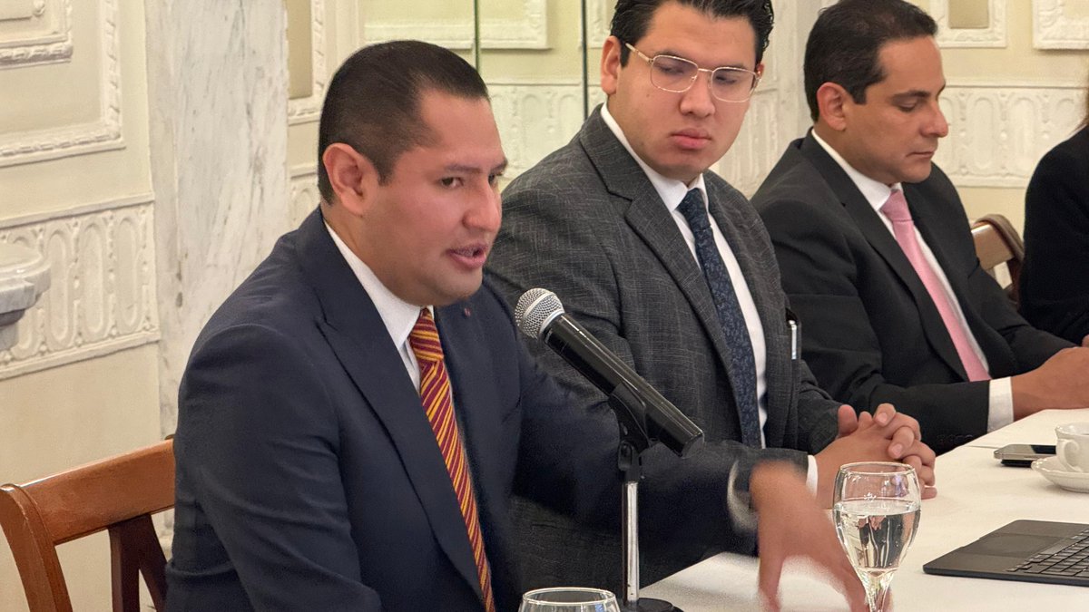 BMA_Abogados's tweet photo. 👩‍⚖️👨‍⚖️ Así se vivió la inspiradora conferencia organizada por la Comisión de Jóvenes Abogados de la @BMA_abogados:

🎙️ “De pasante a socio/director jurídico: análisis de trayectoria, desafíos y perspectivas en el desarrollo profesional del abogado”, impartida por el Mtro. Axel Mota Rentería, socio de Altamirano, Jiménez y Mota, S.C.

Desde primera hora, jóvenes profesionistas se dieron cita en el University Club para escuchar de primera mano una historia de crecimiento, constancia y liderazgo en la abogacía mexicana. Un espacio enriquecedor para quienes están forjando su camino en el mundo jurídico.

👏 Agradecemos a todos los asistentes por su entusiasmo y participación activa.

#BMA100Años #JóvenesAbogados #TrayectoriaJurídica #LiderazgoLegal #DesarrolloProfesional #ComunidadBMA #AbogacíaMexicana