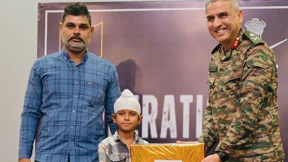 A moving story! 

10-year-old Rinku, who bravely served tea to soldiers during an anti-terror operation in Rajouri, has been honoured by the Indian Army. 

deccanherald.com/india/punjab/1…