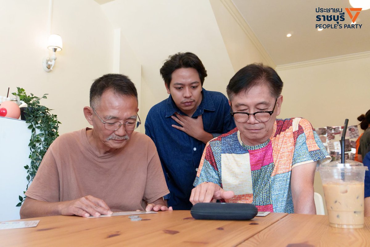 [ 🤜🏻 จากบอร์ดเกมโค่นอำนาจ สู่บทเรียนสนามจริง🤛🏼 ]
.
เมื่อวันเสาร์ 24/05/2568 ที่ผ่านมากับงานสมาชิกสัมพันธ์  “สภากาแฟประชาชน x บอร์ดเกมการเมือง” 
บรรยากาศเป็นกันเองสบายๆ ที่ร้าน Twenty one cafe อ.เมือง จ.ราชบุรี โดยมีสมาชิกเข้าร่วมจากหลายอำเภอ และต่างจังหวัดเข้ามาจำลองเหตุการณ์