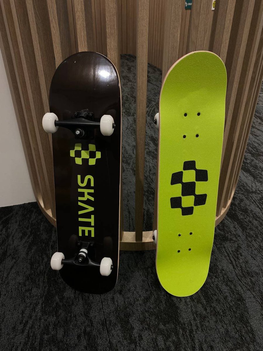 0xdoves's tweet photo. 🎁庆祝Skate即将TGE，抽三个人送出 3块    @skate_chain 定制滑板🛹

现在是最后撸空投机会，只需完成交易，就能获得积分https://t.co/yFKwySfJbU

链越来越多，应用越来越碎。新用户越来越难融入。

Skate 的核心命题是：“让用户只看到一条链”。所有跨链细节被隐藏，交易页面只有“你要换多少钱”。这一设计让 Skate 成为“多链流动性的统一前端”。

Skate 是一个无状态、跨虚拟机的基础设施层，目标是统一所有主流链上的流动性和应用逻辑。

一句话总结：开发者一次部署，用户跨链无感，流动性一体化。

Skate AMM 是这一结构的核心，它使得 alt-VM 资产可以与 Ethereum 系资产进行实时套利、统一定价和组合交易。

✅ Skate AMM 打造“跨链统一流动性”，主打 RWA、稳定币等新资产类型
✅ 单链式用户体验，无需跨链桥、无需切换钱包
✅ 已实现 $1 亿+ 协议交易量
✅ 是 EigenLayer 上首个共享真实协议收入的 AVS

（悄悄说一句）基金会都已经成立了，这种节奏……你懂的