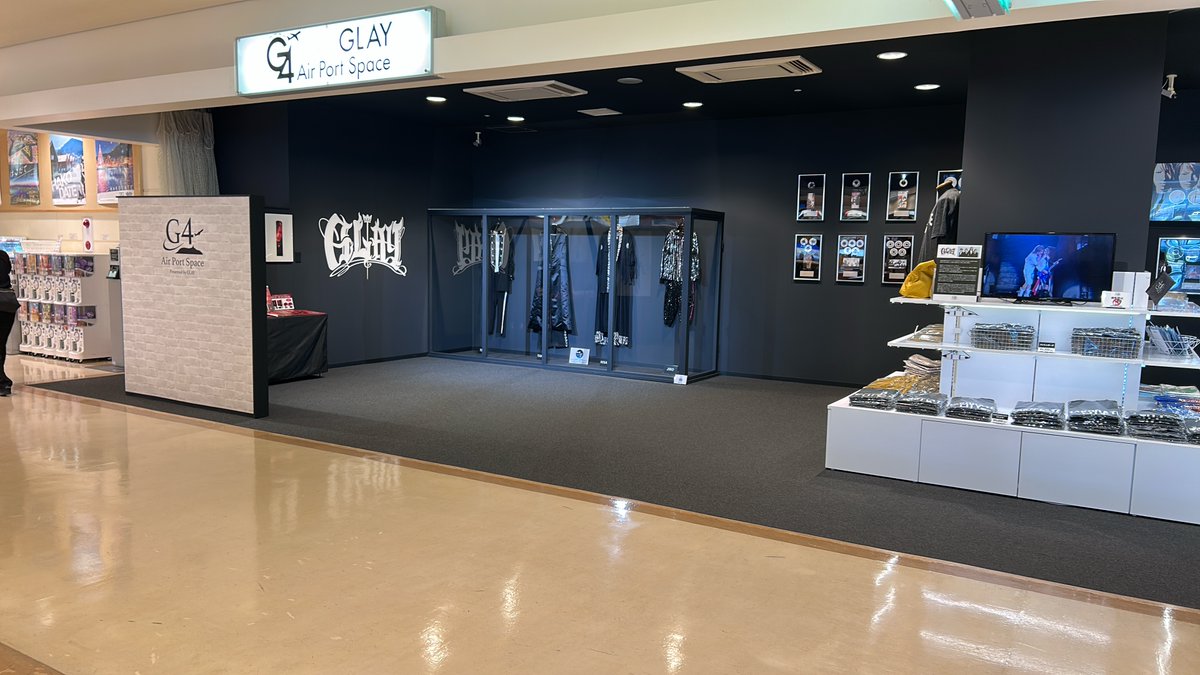 hokkaido_abtrip's tweet image. GLAYファンの皆様またまたお待たせ致しました🤎
函館空港にGLAYの公式ショップがﾘﾆｭｰｱﾙｵｰﾌﾟﾝ！！
実際に着た衣装も飾られていたり、
ゴールドディスクの展示もあります😋
新しくなったお店へGo～～！！

＃ABﾄﾘｯﾌﾟ
＃G4　Air　Port　Space