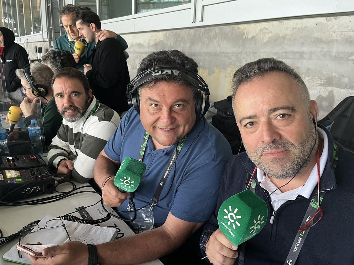 Enormes en Polonia y el resto de compañeros en Sevilla. Vendrán más finales en <a href="/CanalSurRadio/">Canal Sur Radio</a>  pero me quedo con un recuerdo imborrable de esta a pesar de la amarga derrota. Nos tocó vivirlo juntos. #orgulloso #profesionalidad  <a href="/aortizf75/">Alberto</a> <a href="/manolomartinc/">Manolo Martín</a> <a href="/JesusMarquezz/">Jesús Márquez Pigner</a>