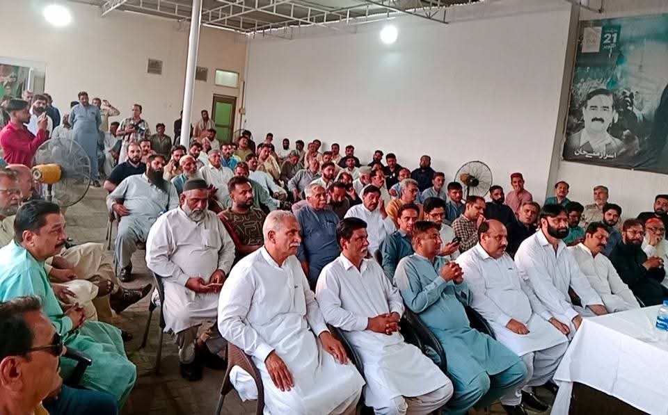 Hashim Khan 𝕏 (@hashimkhan_2000) on Twitter photo امید وار برائے صوبائی اسمبلی PP 112 بیرسٹر عمر اسرار خان کے ڈیرہ پر 28 مئی یوم تکبیر کی مناسبت سے تقریب کا اہتمام کیا گیا ۔ جس میں چیرمینز ، وائس چیئرمینز ، کونسلرز ، لیگی عہدیداروں سمیت معززین علاقہ و مسلم لیگی ورکرز نے کثیر تعداد میں شرکت کی ۔
<a href="/MaryamNSharif/">Maryam Nawaz Sharif</a> <a href="/umerahmadkhan/">Umer Ahmed Khan</a> امید وار برائے صوبائی اسمبلی PP 112 بیرسٹر عمر اسرار خان کے ڈیرہ پر 28 مئی یوم تکبیر کی مناسبت سے تقریب کا اہتمام کیا گیا ۔ جس میں چیرمینز ، وائس چیئرمینز ، کونسلرز ، لیگی عہدیداروں سمیت معززین علاقہ و مسلم لیگی ورکرز نے کثیر تعداد میں شرکت کی ۔
<a href="/MaryamNSharif/">Maryam Nawaz Sharif</a> <a href="/umerahmadkhan/">Umer Ahmed Khan</a>