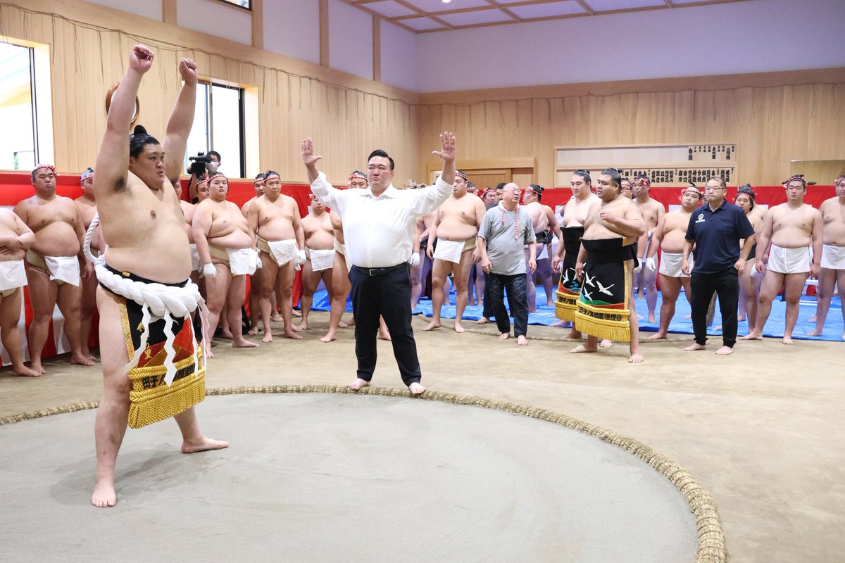 新横綱 大の里＞ 土俵入り練習の様子。 師匠の二所ノ関親方（元稀勢の