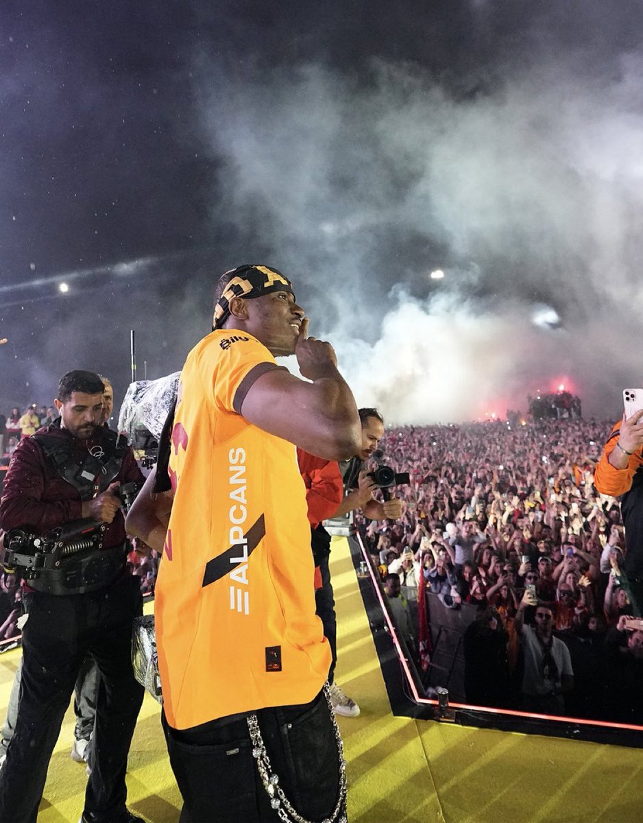 “Bir şarkı yağmur gibi doldurabildi bir semti. Bir ülkeyi tam 5 yerinden bir adam fethetti.”