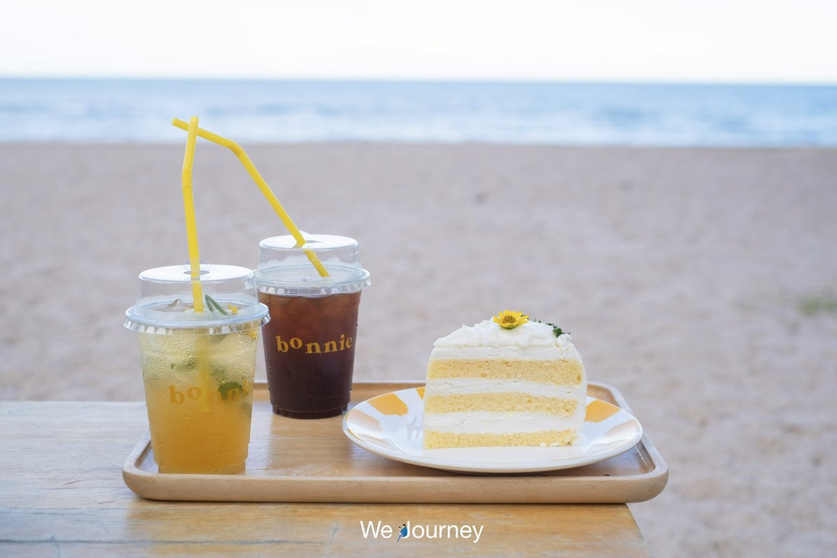 Ou_wejourney's tweet photo. Bonnie on the beach คาเฟ่สไตล์มินิมอลโทนสีขาวครีม ชิลๆริมทะเล เมนูมีเครื่องดื่ม หลายอย่างเลยค่ะ ทั้งcoffee non-coffee มีเบเกอรี่โฮมเมดด้วย 
📍อ.ชะอำ จ.เพชรบุรี 

@aroii @Kin24hrs  #รีวิวชะอำ @reviewteetiew #คาเฟ่ชะอำ https://t.co/AtT27OnF3D