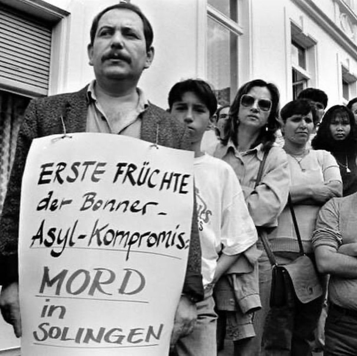 In Gedenken an Gürsün İnce, Hatice Genç, Gülüstan Öztürk, Hülya Genç und Saime Genç 🕯️

Heute vor 32 Jahren Jahren verübten vier rechtsextreme Männer aus Solingen einen Brandanschlag auf ein Wohnhaus und ermordeten damit fünf Familienmitglieder. 

Die Täter des Anschlags