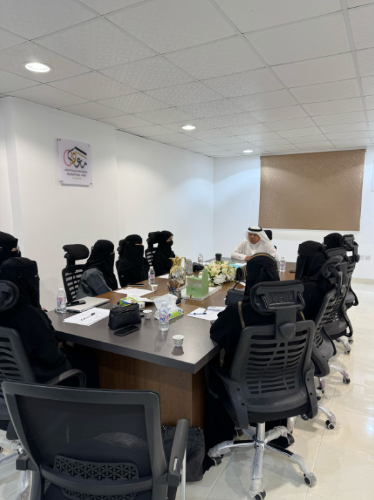 في إطار تعزيز التعاون بين المؤسسات الصحية والجهات الأكاديمية، استضافت #جمعية معاد لرعاية مرضى الكلى بمكة المكرمة لقاءً تعريفيًا مميزًا جمع بين رئيس مجلس الإدارة الدكتور سليمان كرسوع ومجموعة من طالبات تخصص #الخدمة_الاجتماعية من #جامعه_ام_القري