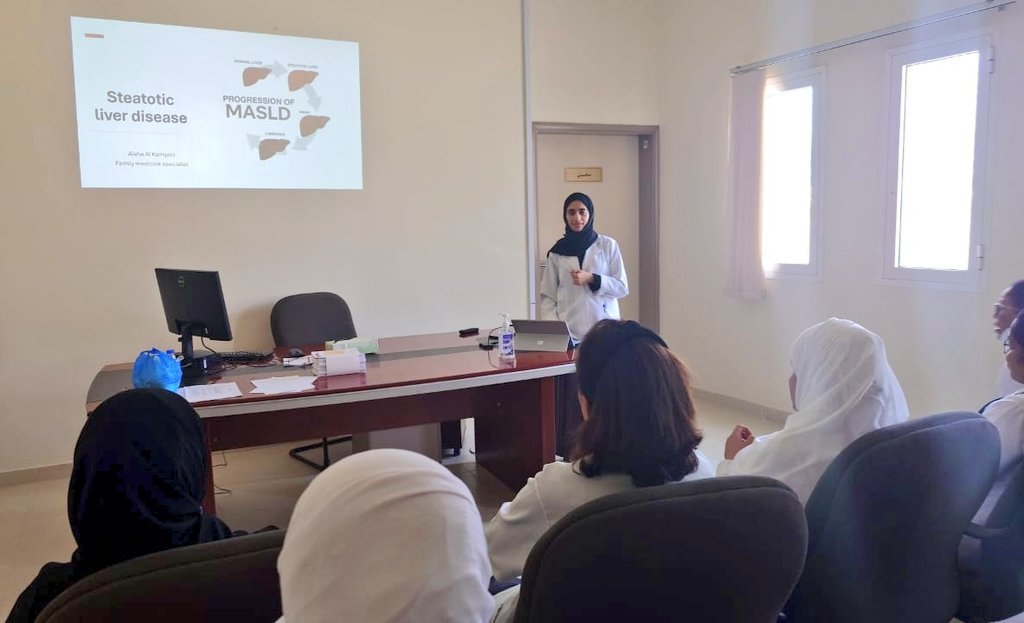 ضمن سلسلة محاضرات التعليم المهني المستمر بمركز صلالة الغربية الصحي 
أقيمت محاضرات  علمية للكوادر الطبية والطبية المساعدة بالمركز قدمتها  كلاً ممرضة برنامج صحة المجتمع وتحدثت فيها عن خدمات الصحة المجتمعية ، وألقت الدكتورة عائشة الكيمانية أخصائية طب أسرة محاضرة عن مرض الكبد غير