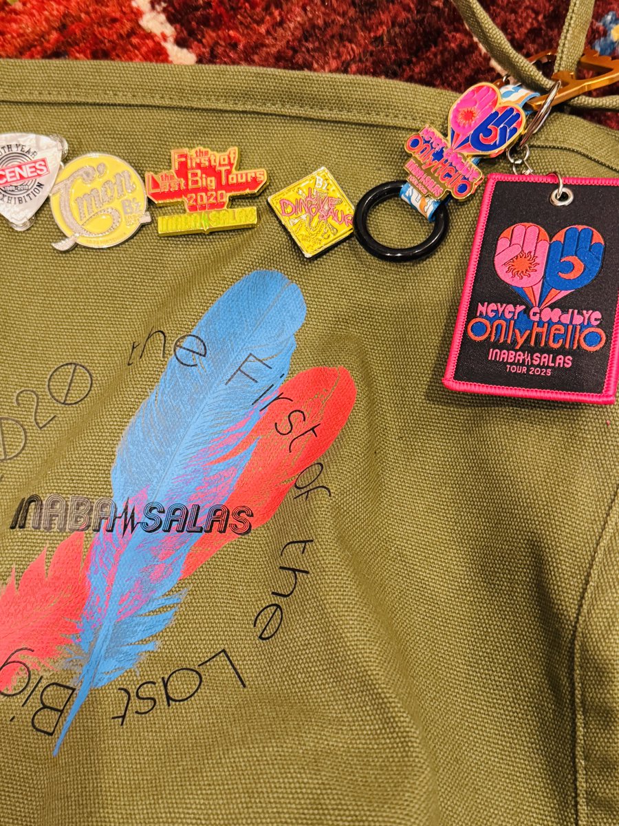 inabalove93's tweet photo. フライトタグ🏷️もピンバッジも仲間入りしました🪬♥️
#nevergoodbyeonlyhello は色味可愛い🥺🪬
ZEPPのやつにつけてんだよ♪
そうするとキーホルダーにもなるよ♪
ナイスアイディーアでいーでしょ🤣
真似していーよwww
しねーよ、しねーか🤣
あ、そーですかw
#INABASALAS #bz #稲葉浩志 #steviesalas https://t.co/9uwHCFigny