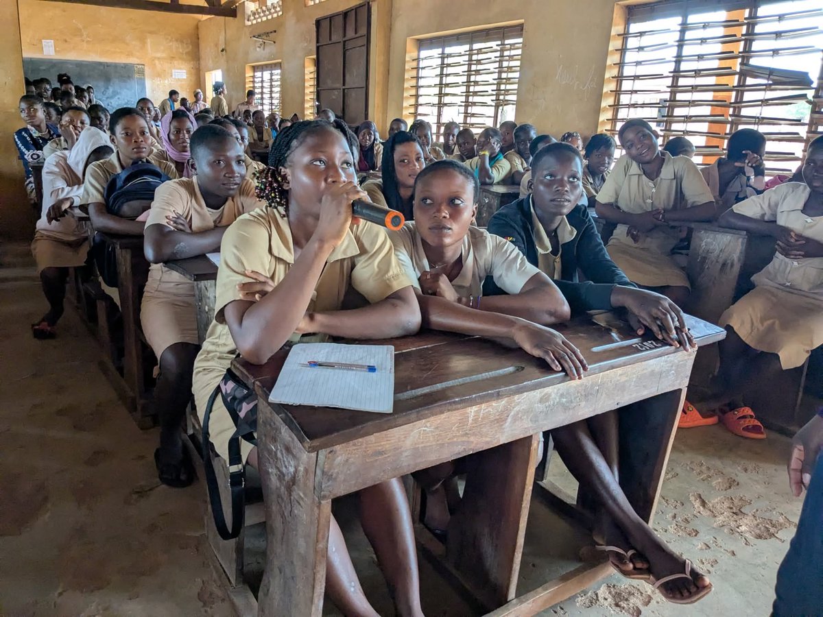 jeunessagefemme's tweet photo. 🌸 MENSTRU’ELLES : Pour une gestion libre et digne des menstruations 🌸
📍 *Collège d’Enseignement Général de N’Dali*

À l’occasion de la Journée internationale de l’hygiène menstruelle, le Réseau a rencontré 130 élèves filles âgées de 12 à 18 ans pour une journée de partage . https://t.co/qu3MubIeUK