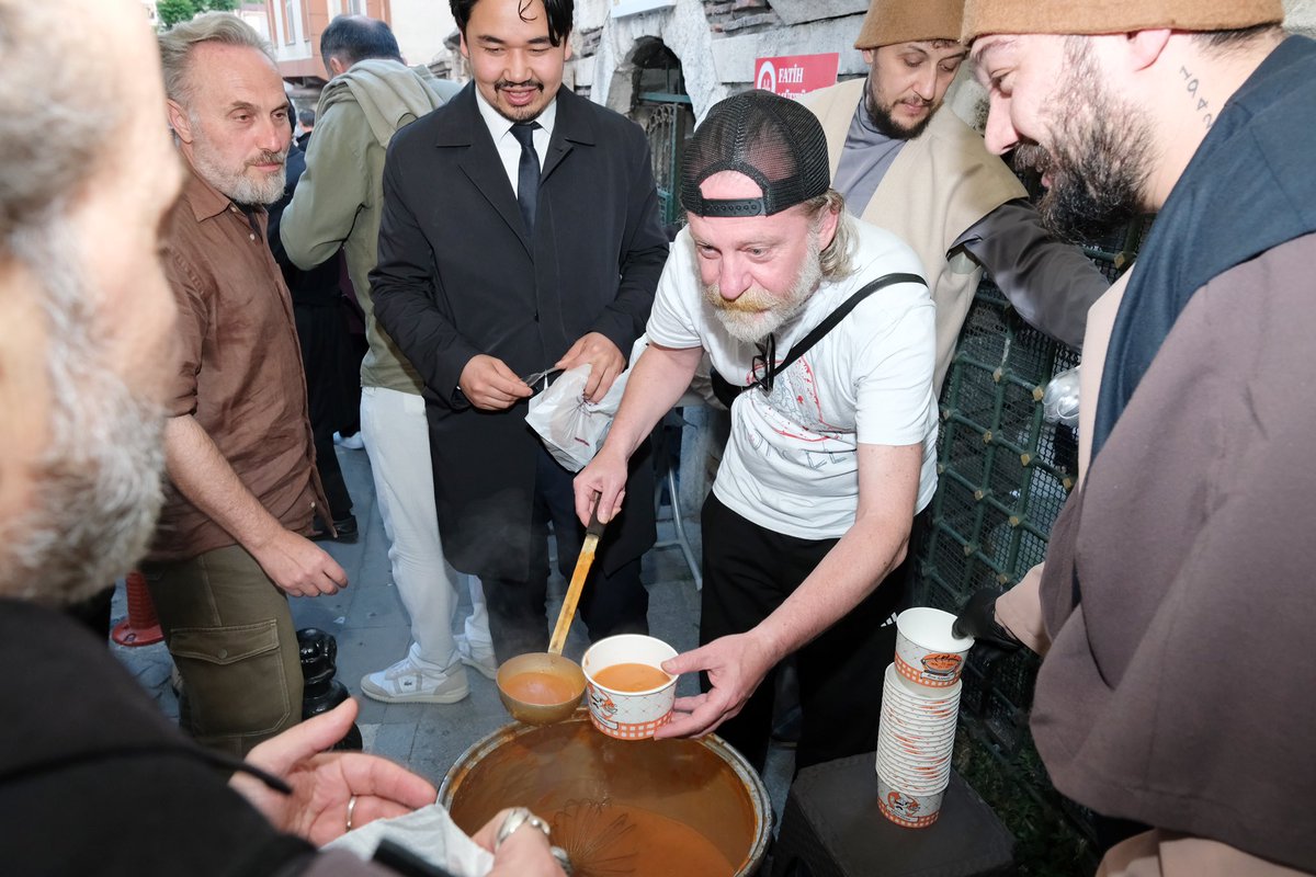 Manevi bir sabah…
Bugün, Vefa Sultan’ın huzurunda dualar ettik, türbesini ziyaret ettik.

Gönülden gelen bir niyetle sabah namazımızı kıldık. 

Yeni sezona sadece bir dizi değil, bir dua gibi başlıyoruz.
Kalpler bir, niyetler temiz, yol uzun…

#VefaSultan