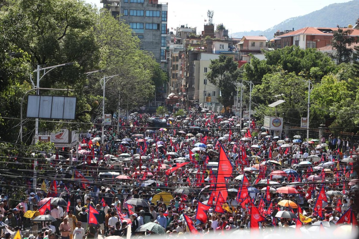 ओ लुटतान्त्रिक गणतन्त्रे निरंकुश विदेशी दासहरु हो कता छौ ????? यता हेर तिमी विदशी दलालहरु विरुद्ध उपत्यका जागेको... गौंड गौंडामा छेके पनि जनताको शक्ति रोकिन्न...