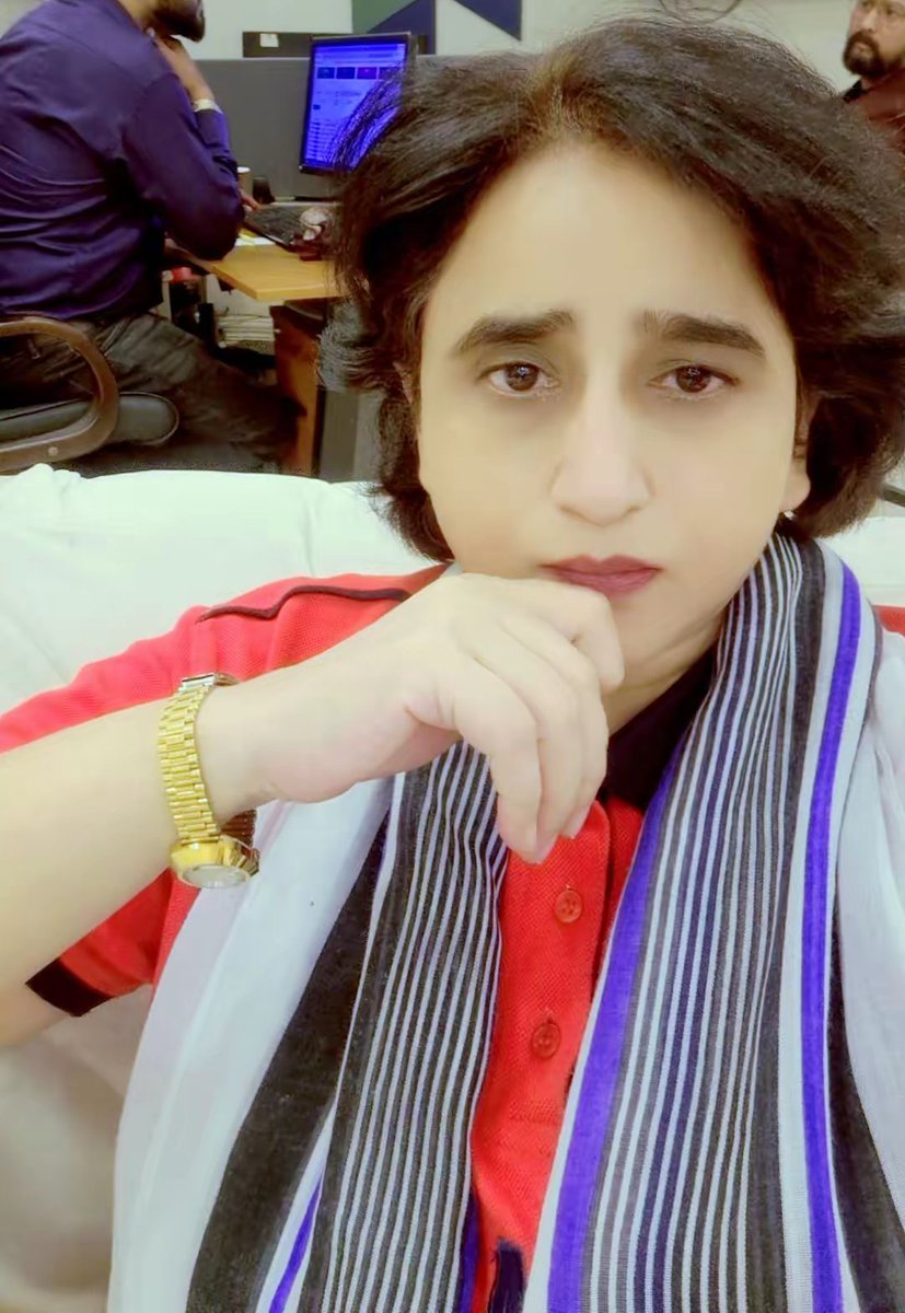 zahida_ansari's tweet image. خُود کو آزاد کیا دل سے اُتاری دُینا, مُنہ پہ دُینا کے بڑے زور سے ماری دُینا, لوگ دُینا کے لیے تخت بچھانے میں رہے, ہم نے جوتے کی طرح پہنی اُتاری دُینا #ihate