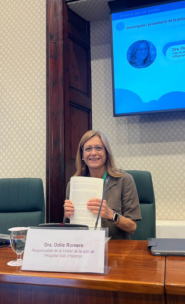 🙌🏼Comienza la comparecencia y hablamos del #sueño como pilar de vida saludable:

"El sueño saludable es una necesidad biológica vital que permite restablecer las funciones fisiológicas y psicológicas básicas para lograr una vida plena. Sin embargo, raramente figura como una