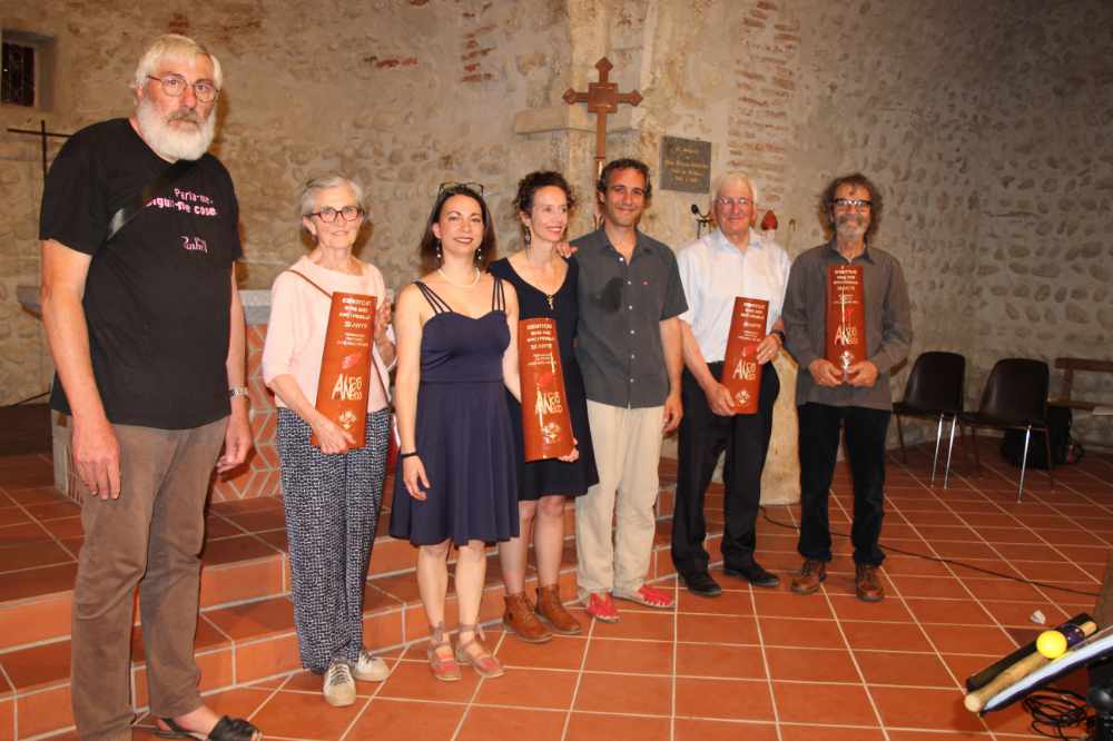 Ideni'CAT 2025, dia 1 a Pesillà
airenou.cat/ressenyes/1270… 
cant a la capella Sant Sadurní.
avui continuem amb #castells els <a href="/ElsPallagos/">Pallagos</a>, el Riberal i en Jaume Barri a la plaça Major de Pesillà
#CatalunyaNord #Llengua #Cultura