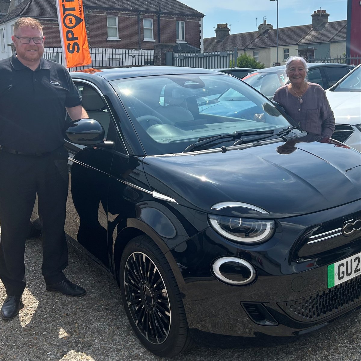 Paula Mitchell pictured here collecting her brand new Fiat 500-e from our Sales Executive Phil Mulvey.

Happy Motoring to you and we thank you for choosing EMC!
#emcgroup #fiat #fiat500 #electric #happycustomer #eastbourne