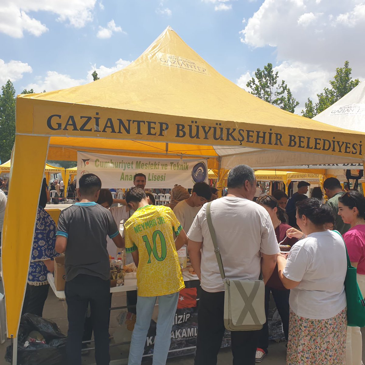 NizipCmtal's tweet photo. Nizip Kaymakamlığı Kültür Günleri kapsamında Gazze Hayır Çarşısındaki kermes çadırımıza herkesi bekliyoruz. 
@nizipgovtr @NizipilceMEM @cengizgundes46 https://t.co/M9u9Zjoany
