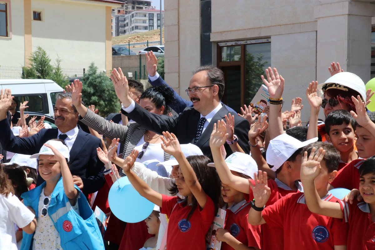 Siirt Valiliği (@siirtvaliligi) on Twitter photo Sağlıklı Çocuk, Sağlıklı Hayat Projesi...!
Valimiz ve Belediye Başkan Vekili Sayın <a href="/Dr_KemalKzlkaya/">Dr. Kemal KIZILKAYA</a> , çocuklara erken yaşta sağlık bilinci kazandırmak amacıyla Millî Eğitim Bakanlığı ile Sağlık Bakanlığı arasında imzalanan protokol kapsamında, Valiliğimiz himayelerinde Sağlıklı Çocuk, Sağlıklı Hayat Projesi...!
Valimiz ve Belediye Başkan Vekili Sayın <a href="/Dr_KemalKzlkaya/">Dr. Kemal KIZILKAYA</a> , çocuklara erken yaşta sağlık bilinci kazandırmak amacıyla Millî Eğitim Bakanlığı ile Sağlık Bakanlığı arasında imzalanan protokol kapsamında, Valiliğimiz himayelerinde