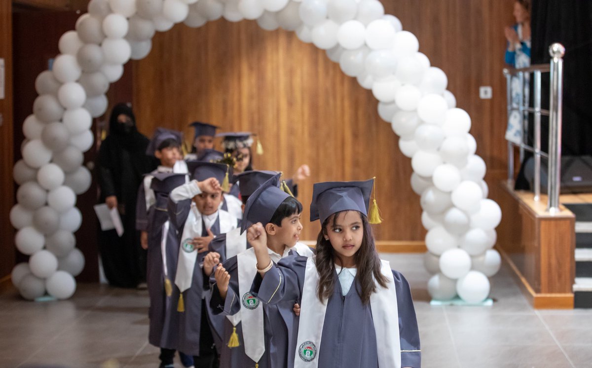 أقيم حفل تخرّج طلبة التمهيدي في أجواء مليئة بالفرح والفخر، تحت رعاية الفاضلة نسرين بنت راشد الخنبشية، مديرة الامتثال وحوكمة الشركات بالشركة العُمانية للغاز الطبيعي المسال، التي كان لحضورها أطيب الأثر في هذه اللحظة المميزة.