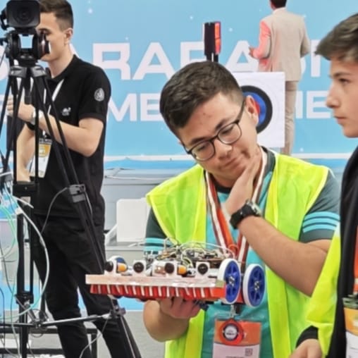 mebrobot's tweet image. 🤖 17. Uluslararası MEB Robot Yarışmasına katılan tüm gençler 🏁 edindikleri deneyimlerle yarışmanın kazananı oldular 🏅

#MEBRobot
