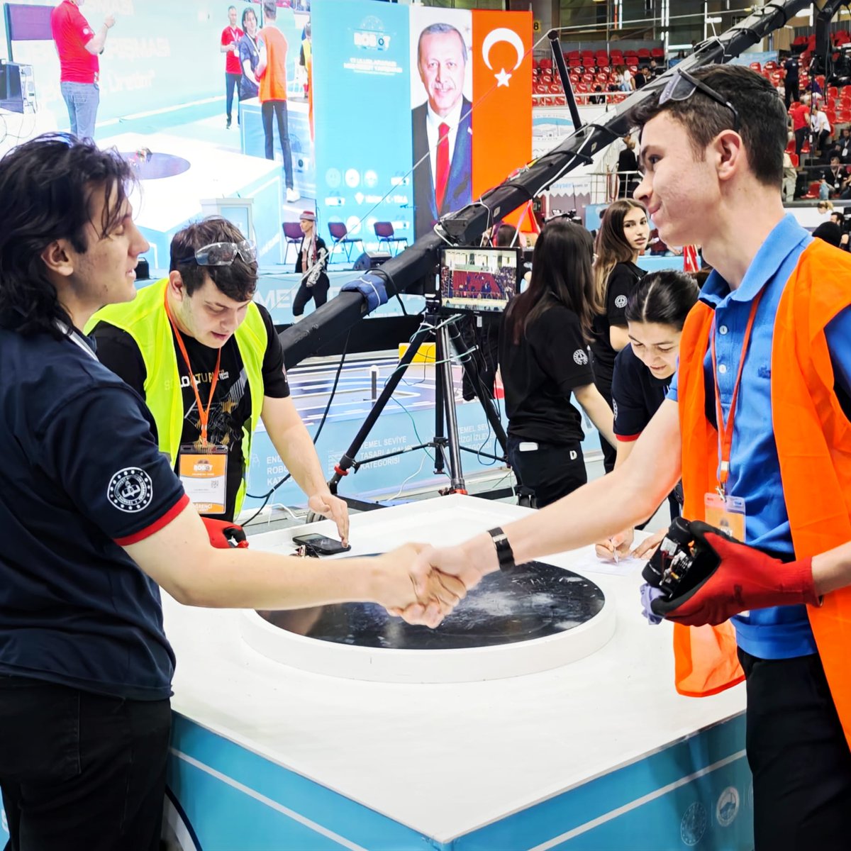 mebrobot's tweet image. 🤖 17. Uluslararası MEB Robot Yarışmasına katılan tüm gençler 🏁 edindikleri deneyimlerle yarışmanın kazananı oldular 🏅

#MEBRobot