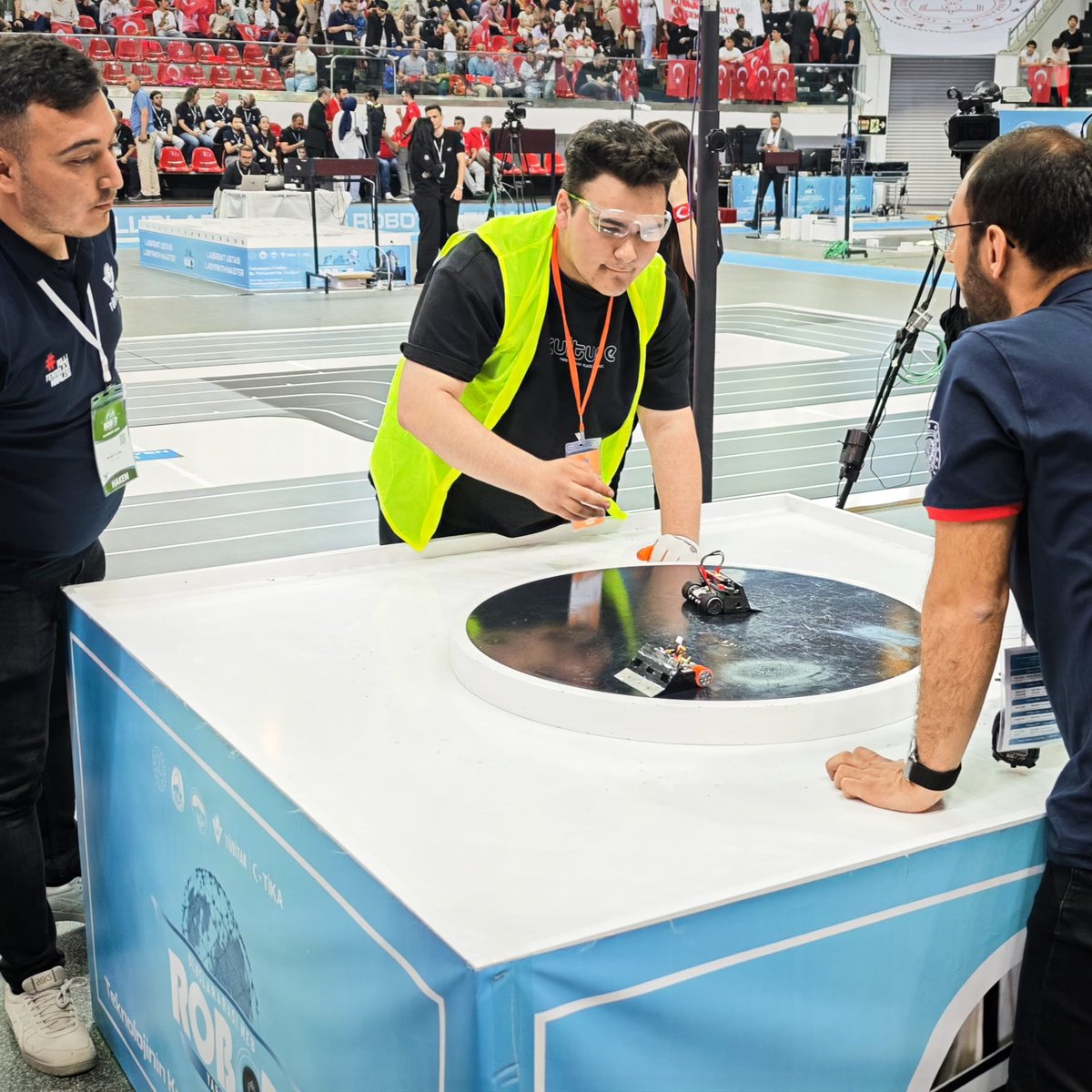 mebrobot's tweet image. 🤖 17. Uluslararası MEB Robot Yarışmasına katılan tüm gençler 🏁 edindikleri deneyimlerle yarışmanın kazananı oldular 🏅

#MEBRobot