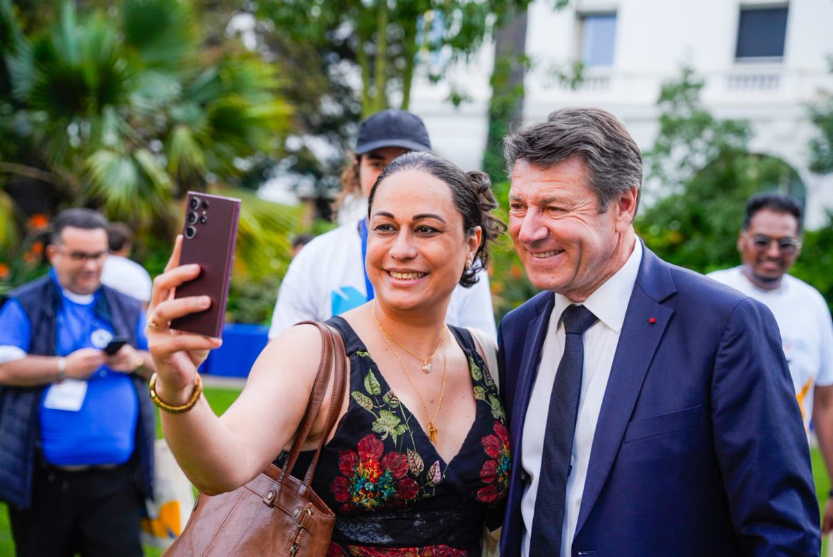 Merci aux 528 bénévoles de l'UNOC qui s'apprêtent à accueillir les délégations du monde entier. De 17 à 85 ans, parlant 17 langues différentes, ils incarnent parfaitement les mille visages de notre belle @villedenice. Leur mobilisation exceptionnelle et leur dévouement seront les