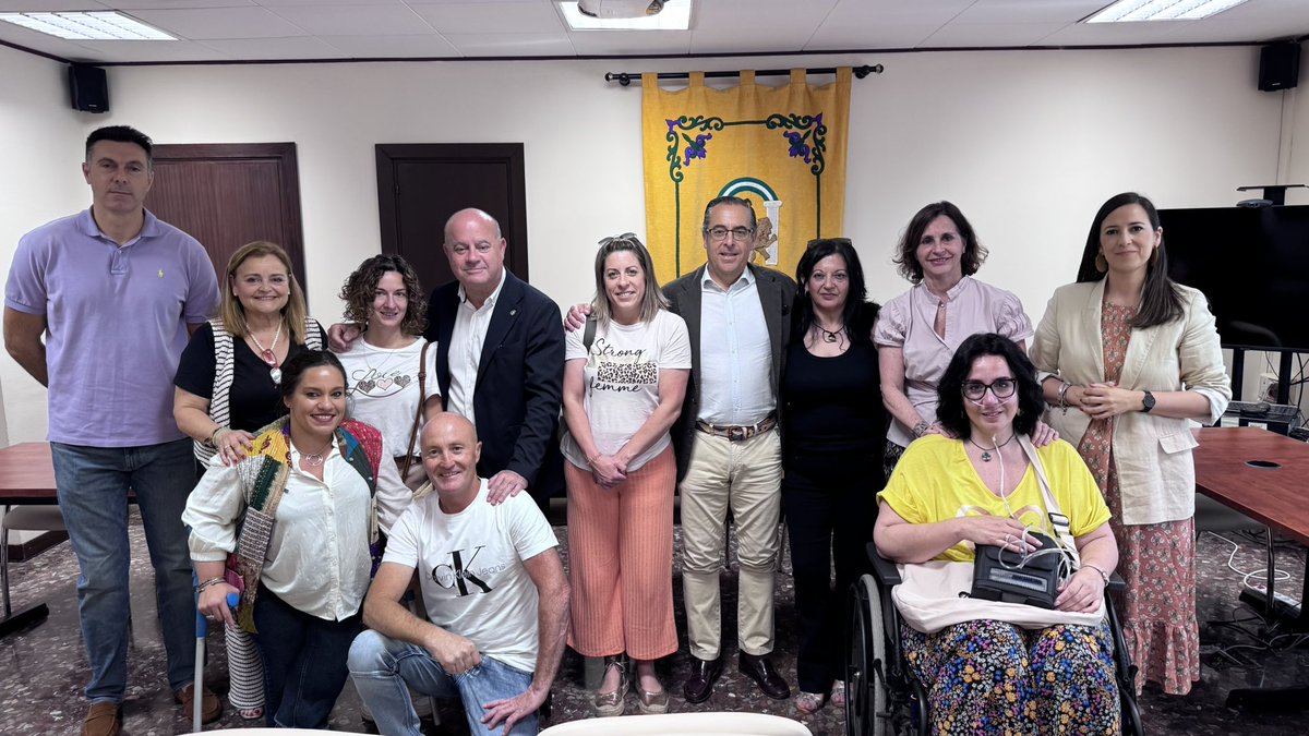 educacionmlg's tweet photo. Se reúnen @Miguel_Briones_ el @AytoAntequera y familias solicitantes PTVAL del @CeipReinaSofia
Tras escuchar las preferencias de las familias se plantea la posibilidad de mantener 2 unidades de #PTVAL para el próximo curso escolar https://t.co/QUk2T3dfbH