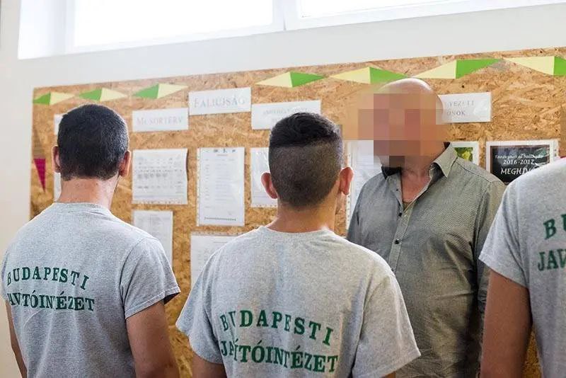 ⚠️Nyilvánosságot és szigorúbb gyermekvédelmet követel a Mi Hazánk az újabb botrány után

A Magyar Jelen tárta fel, hogy a rendőrség őrizetbe vette a Budapesti Javítóintézet igazgatóját, illetve a rendészeti vezető-helyettesi beosztásban dolgozó nőt, mert az információk szerint