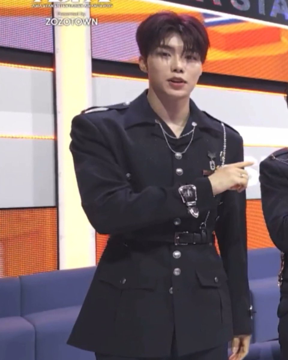 역삼각형 제복핏 실환가 AI 아니고??ㅠㅠ