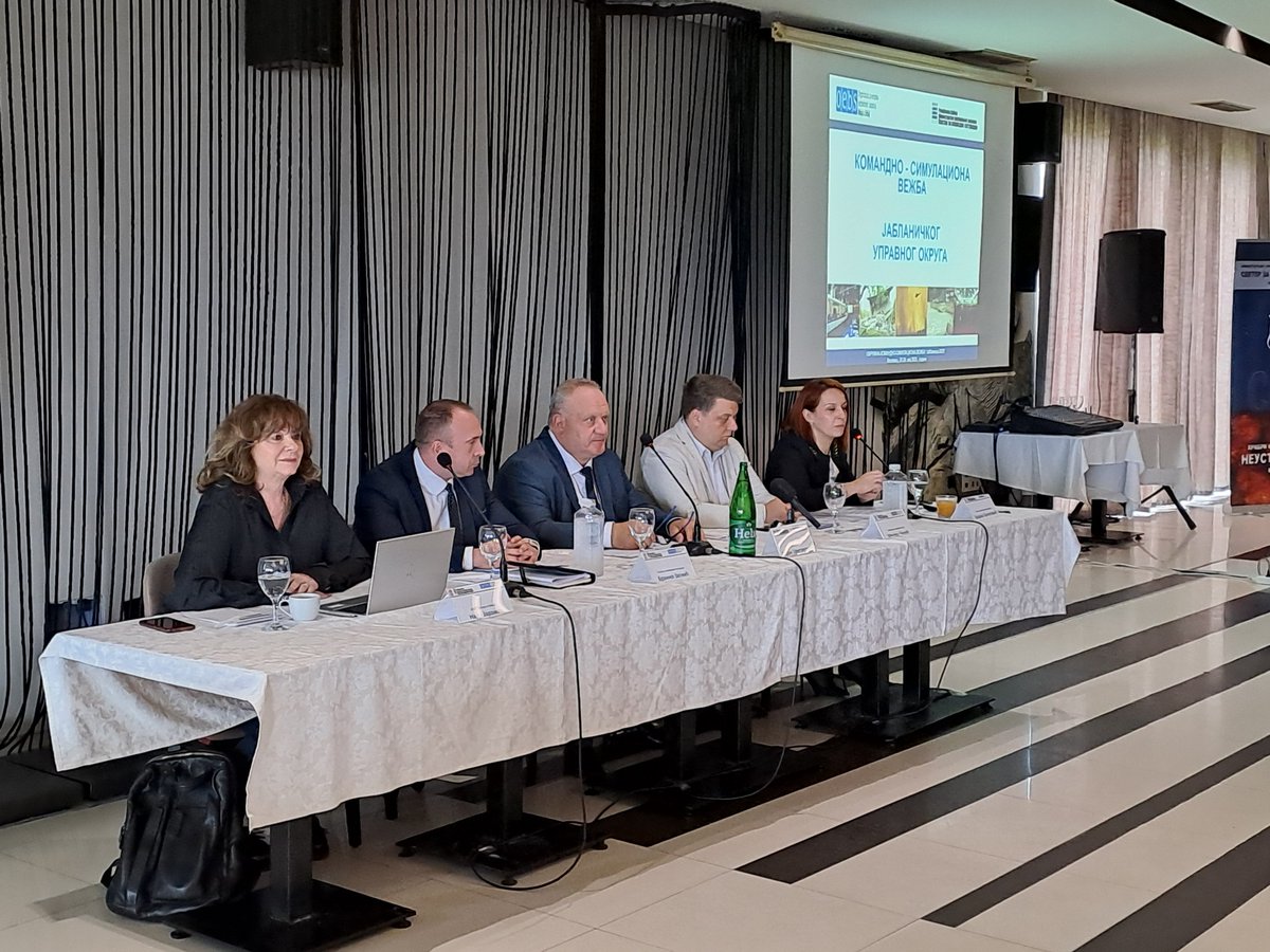 OSCE_Serbia's tweet image. Uz podršku Misije OEBS-a u 🇷🇸, Sektor za vanredne situacije MUP-a Srbije je u Leskovcu održao trodnevnu komandno-simulacionu vežbu, za pripadnike lokalnih štabova za vanredne situacije iz Jablaničkog okruga, tokom koje su učesnici/ce razvijali planove reakcije u slučaju poplava.