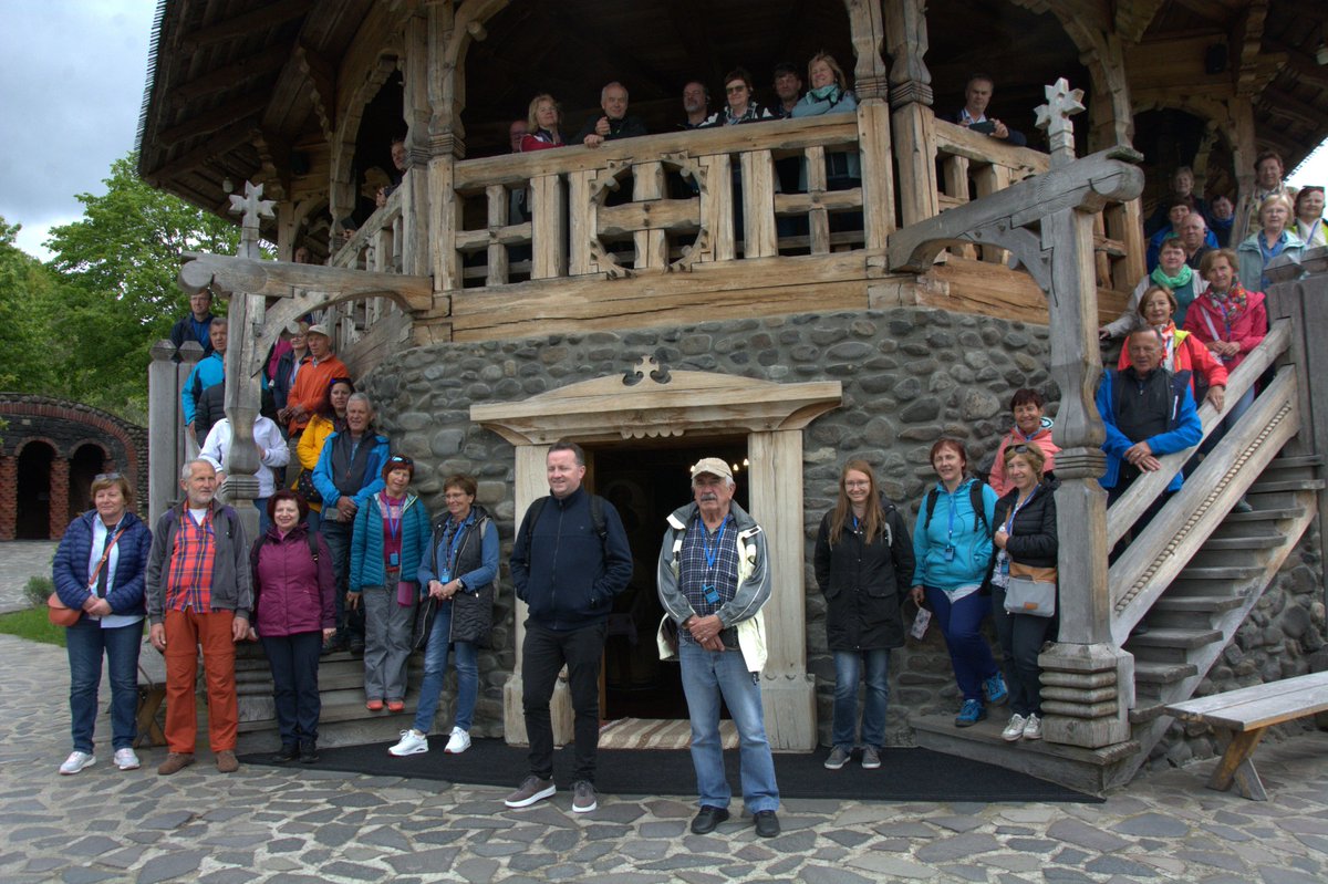 DruzinaSi's tweet image. Kako so župljani Komende romali v 𝐍𝐢𝐬𝐢𝐩𝐨𝐫𝐞𝐬𝐭𝐢, rojstni kraj njihovega župnika p. Cristiana Balinta, in kako ganljivo je bilo njegovo srečanje z mamo Mario. 💕
👉 druzina.si/clanek/zupljan…