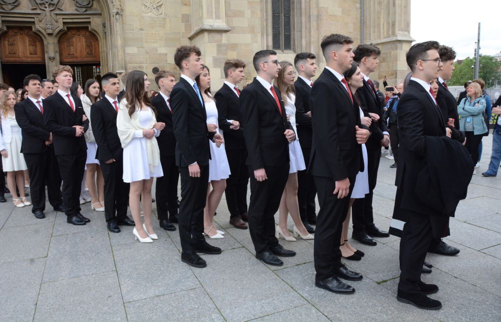 DruzinaSi's tweet image. Kako so župljani Komende romali v 𝐍𝐢𝐬𝐢𝐩𝐨𝐫𝐞𝐬𝐭𝐢, rojstni kraj njihovega župnika p. Cristiana Balinta, in kako ganljivo je bilo njegovo srečanje z mamo Mario. 💕
👉 druzina.si/clanek/zupljan…