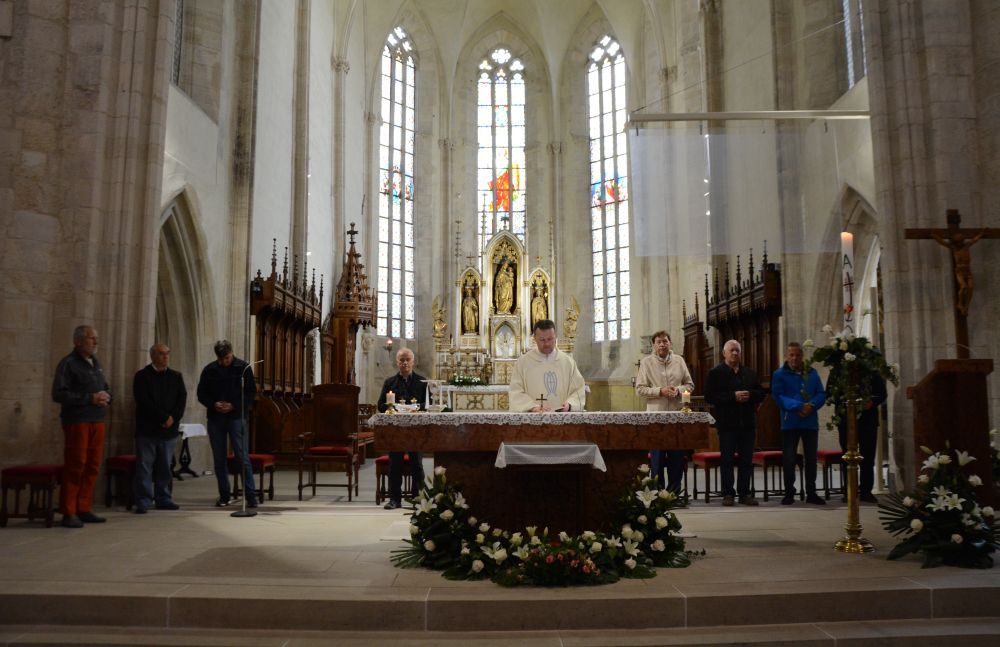 DruzinaSi's tweet image. Kako so župljani Komende romali v 𝐍𝐢𝐬𝐢𝐩𝐨𝐫𝐞𝐬𝐭𝐢, rojstni kraj njihovega župnika p. Cristiana Balinta, in kako ganljivo je bilo njegovo srečanje z mamo Mario. 💕
👉 druzina.si/clanek/zupljan…