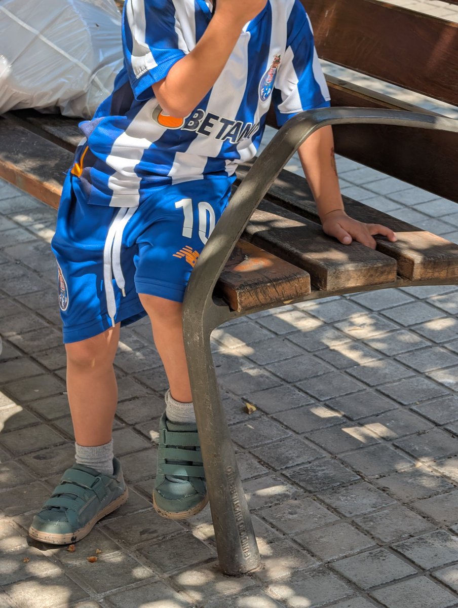 Nunca esteve no Dragão, nunca viu o <a href="/FCPorto/">FC Porto</a> ao vivo, vive a mais de 1500 kms do Porto, mas de manhã pede para ir à escola com o manto sagrado. Quando lhe perguntam porque não tem um clube espanhol diz que ele é Porto e só Porto. Alguma coisa estou a fazer bem.