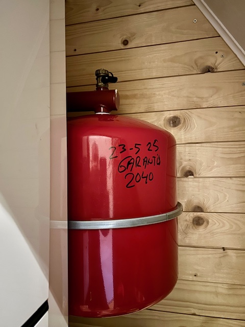Rizoomes's tweet photo. "Die moet vervangen worden", zei de monteur al kloppend op het expansievat. "Helemaal vol met water." Toen de boel weer hing bleek het vat 220 euro te kosten. Wel 15 jaar garantie, schreef hij er nog op. Gelukkig. Hoef ik me daarover tot mijn 75e geen zorgen meer te maken. #UKV https://t.co/Y5qZFCmtyL