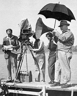 PCinemasmusic's tweet image. Así era Jean Renoir @Lubilder bien lo sabe, con una de sus películas favoritas: “El Río” (1951). Obra Maestra del cine y del maestro francés, que hoy nos recuerda César Bardés en otra maravillosa anécdota 🎬 #TheRiver #LeFleuve