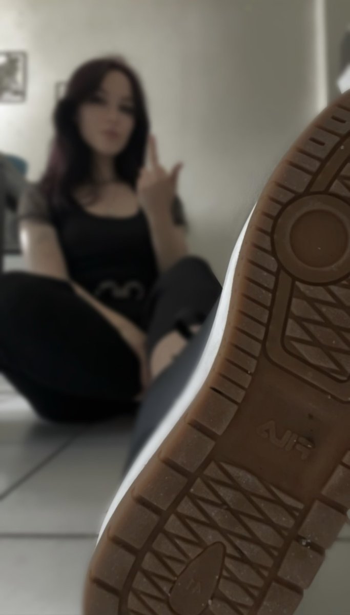 Guten Morgen Loser!💋
Heute darfst du einmal im Jahr so tun, als wärst du jemand.🤏🏼
Aber du bist nichts – außer mein Zahlobjekt mit Fußfetisch. 👸🏼💸 
Was sagt deine Familie dazu?🤭

#Geldsklave #Zahlsklave #Findom #Geldschwein #Zahlschwein #Geldherrin