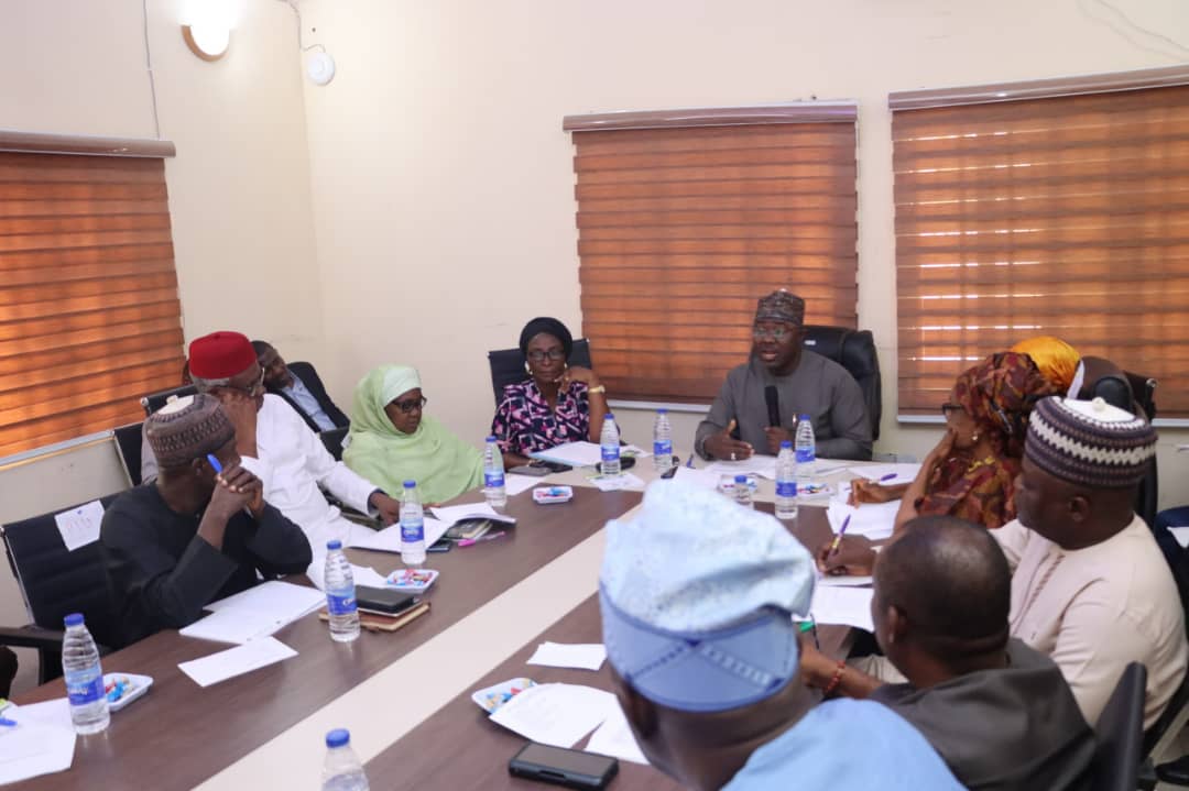 MSARDS_FCT's tweet photo. FCTA Mandate Secretary, Agriculture and Rural Development Secretariat, Hon. Ango Abdullahi Suleman chaired a high-level meeting of FCT ACReSAL Technical Committee in his office Yesterday.

Ango underscored the pressing need to tackle the widespread land degradation in the FCT https://t.co/x6Lo5tT0Dd