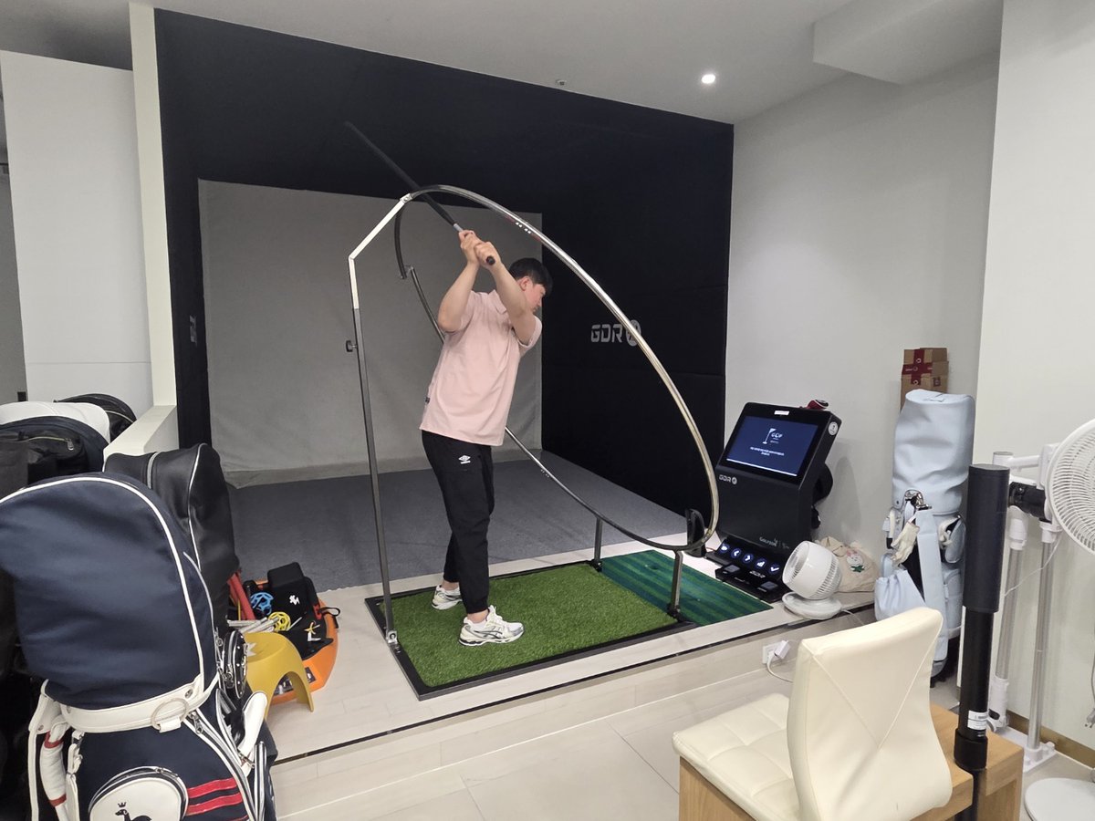 Proswing_Inc's tweet image. [ #스윙플레인2.0 ] 세종시 플레이어스 골프아카데미 ~ KPGA 젊은프로님의 파워넘치는 레슨~ 올바른 스윙궤도 이해

제품문의:1899-6637
proswing.kr
#골프연습머신 제조

#골프스윙템포연습 #골프자세연습장비 #스윙궤도링 #궤도레슨기구 #드라이버궤도연습기구 #아이언궤도연습기구